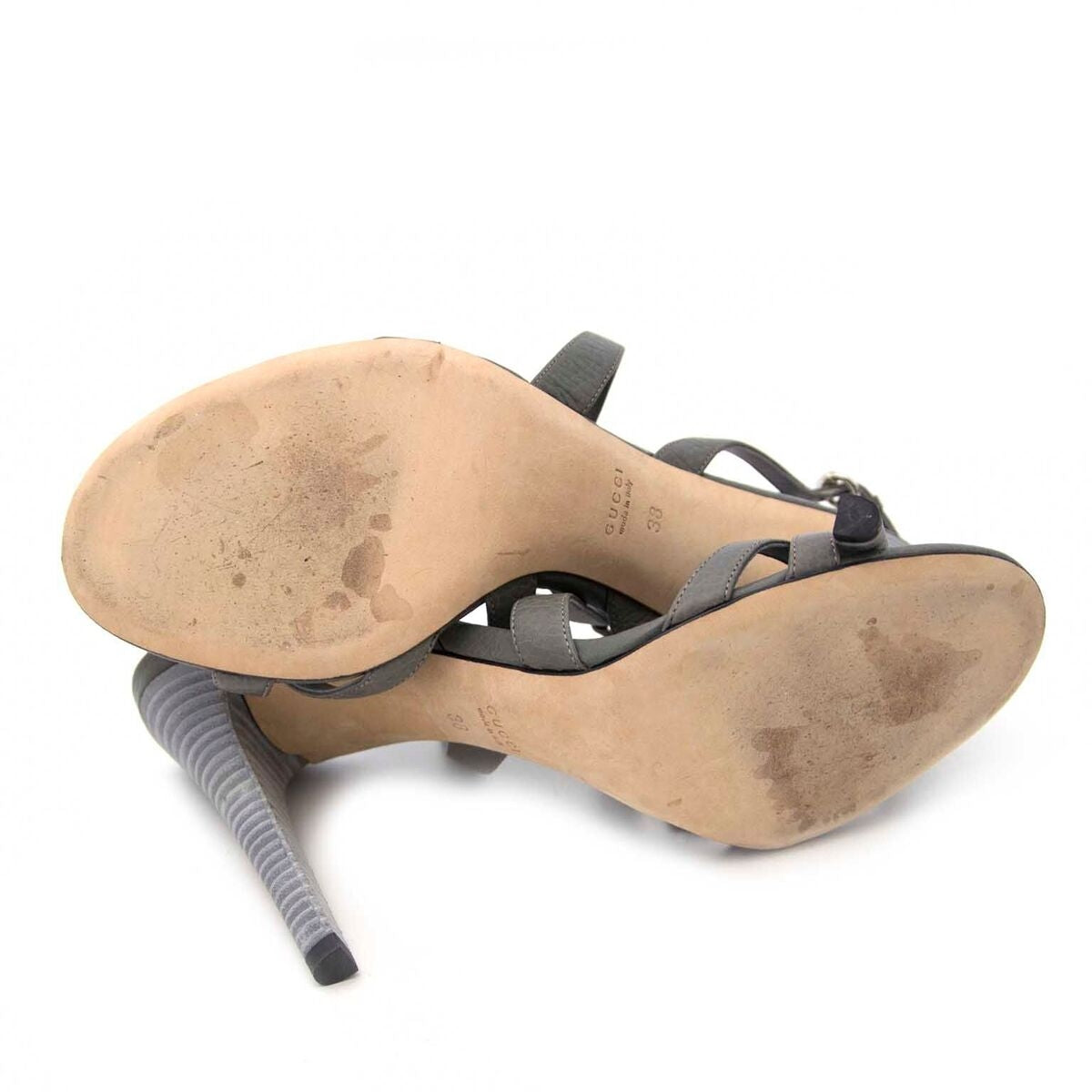 Achetez un authentique Gucci gris tallons pour le bon prix chez LabelLOV.