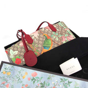 Authentieke Gucci Tian GG Supreme tote schoutertas voor juiste prijs bij LabelLOV vintage webshop. second hand vintage G Gucci Tian GG Supreme tote shoulderbag with top handles. Veilig online winkelen. Luxe, vintage, mode. Antwerpen, België.