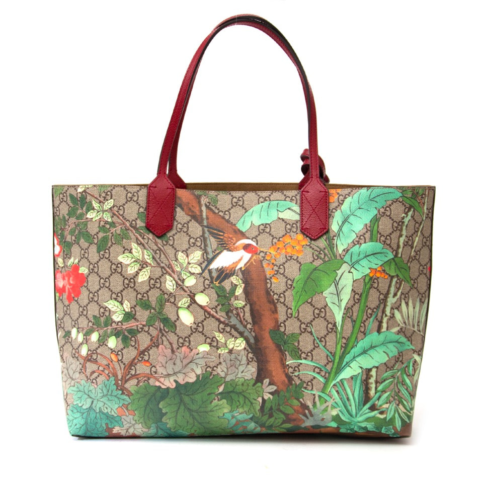Buy Brand New Gucci Tian GG Supreme tote shoulder bag. at the right price at LabelLOV vintage webshop. Luxe, vintage, fashion. Safe and secure online shopping. Antwerp, Belgium.