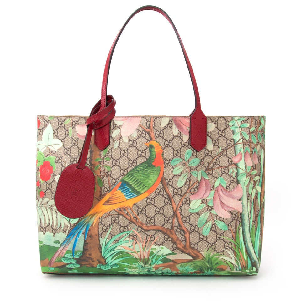 Buy Brand New Gucci Tian GG Supreme tote shoulder bag. at the right price at LabelLOV vintage webshop. Luxe, vintage, fashion. Safe and secure online shopping. Antwerp, Belgium.