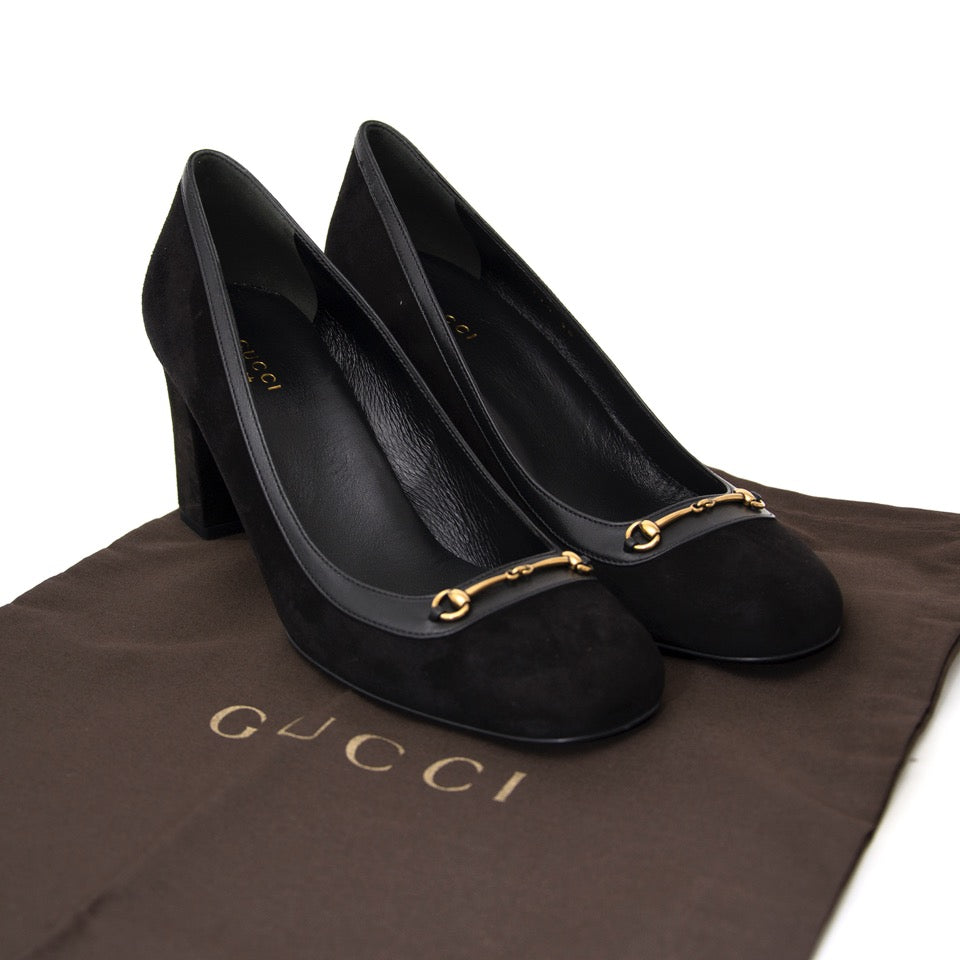 Buy Brand New Gucci black heels in suede with gold detail. at the right price at LabelLOV vintage webshop. Luxe, vintage, fashion. Safe and secure online shopping. Antwerp, Belgium.