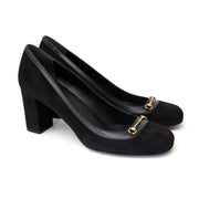 Authentieke zwarte gucci hakken in suede voor juiste prijs bij LabelLOV vintage webshop. second hand vintage Gucci black heels in suede with gold detail. Veilig online winkelen. Luxe, vintage, mode. Antwerpen, België.