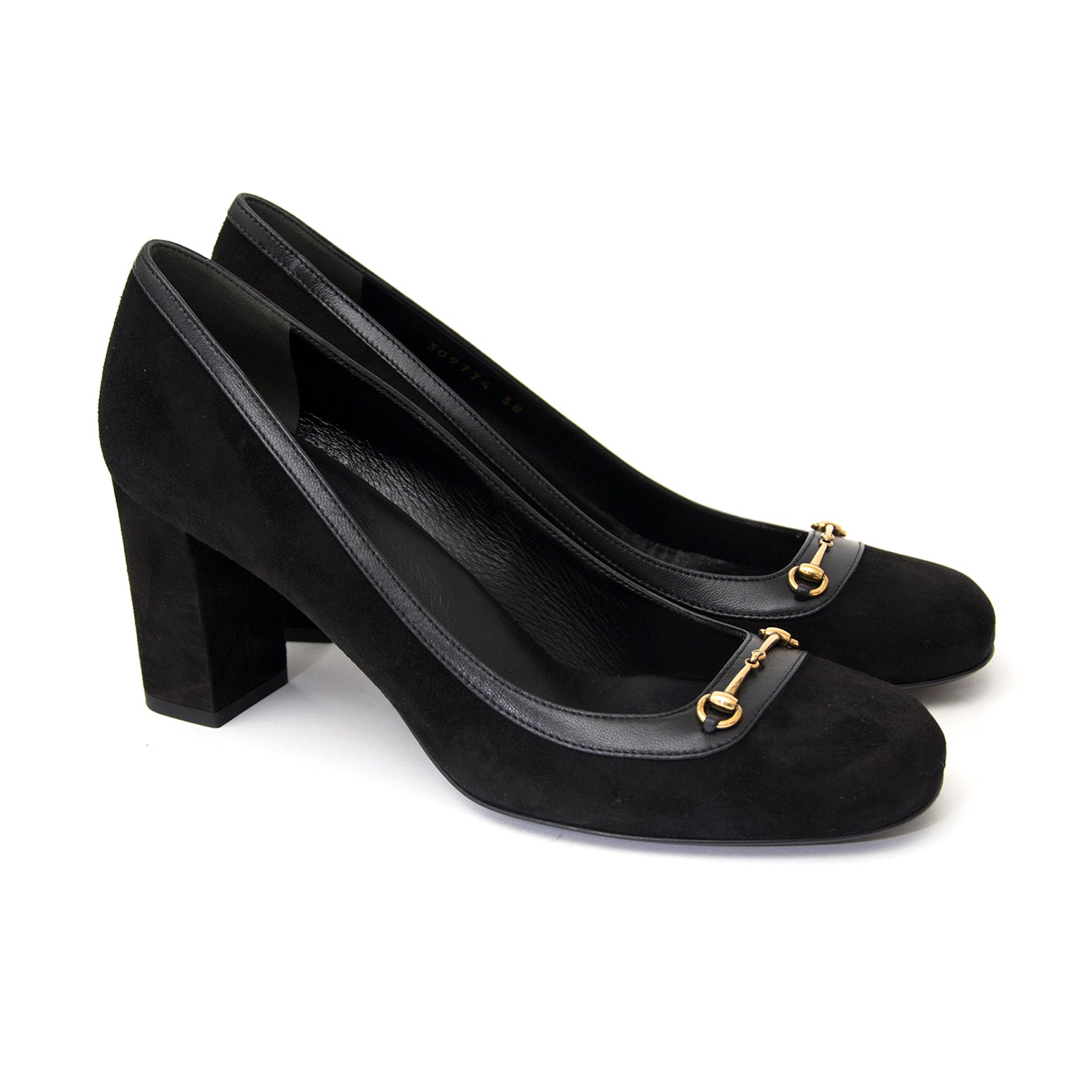 Authentieke zwarte gucci hakken in suede voor juiste prijs bij LabelLOV vintage webshop. second hand vintage Gucci black heels in suede with gold detail. Veilig online winkelen. Luxe, vintage, mode. Antwerpen, België.