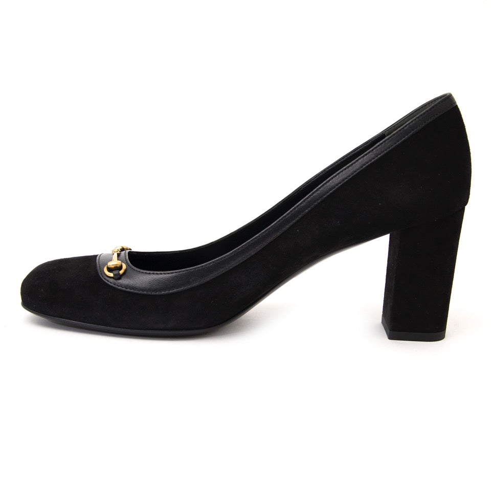 Authentieke zwarte gucci hakken in suede voor juiste prijs bij LabelLOV vintage webshop. second hand vintage Gucci black heels in suede with gold detail. Veilig online winkelen. Luxe, vintage, mode. Antwerpen, België.