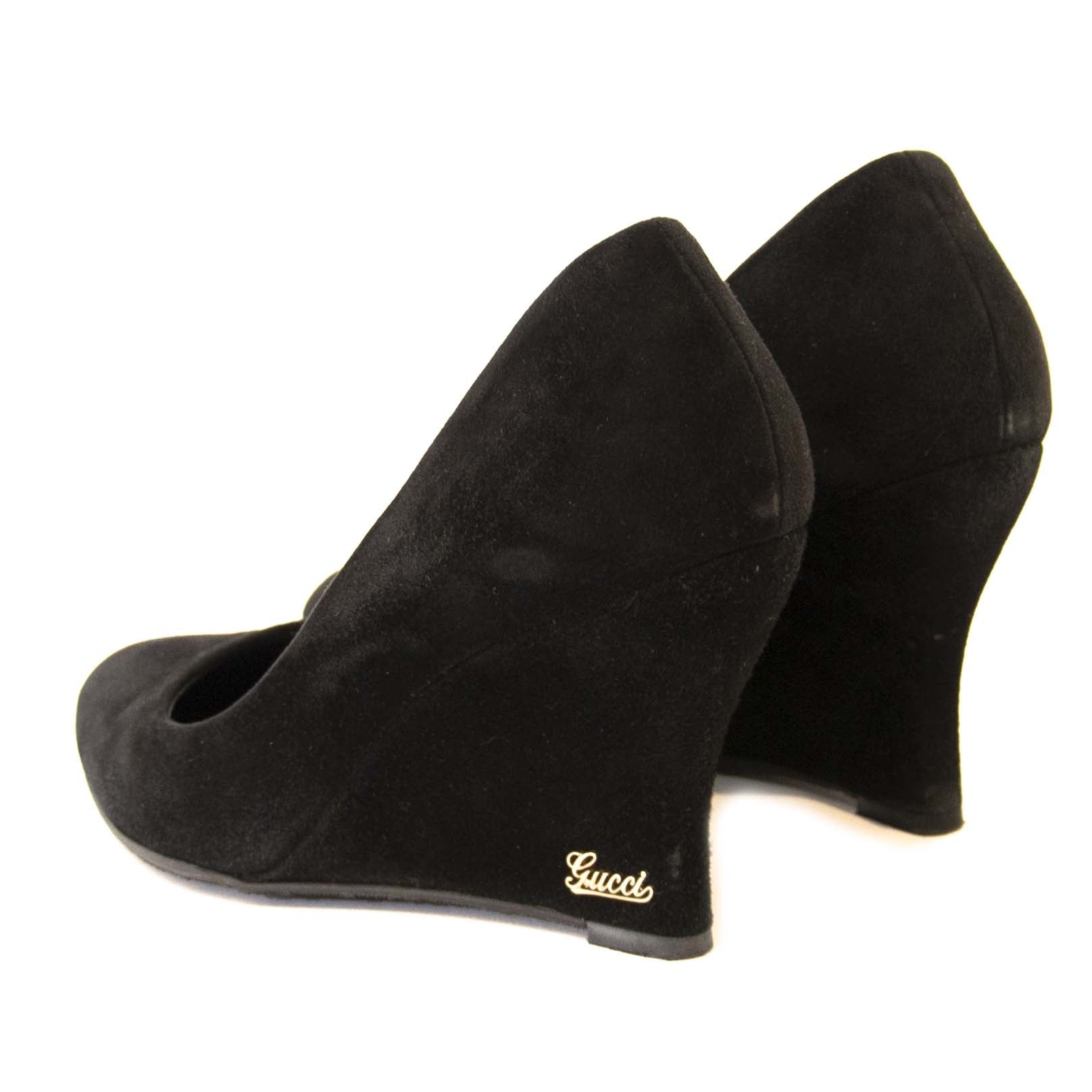 Gucci Black Suede Wedges - Size 38 Buy and sell vintage handbags and fashion accessories at Labellov Antwerp. Koop en verkoop handtassen bij Labellov Antwerpen, webshop en winkel. Betaal veilig en eerlijk. Vente et achat de sac a mains vintage.
