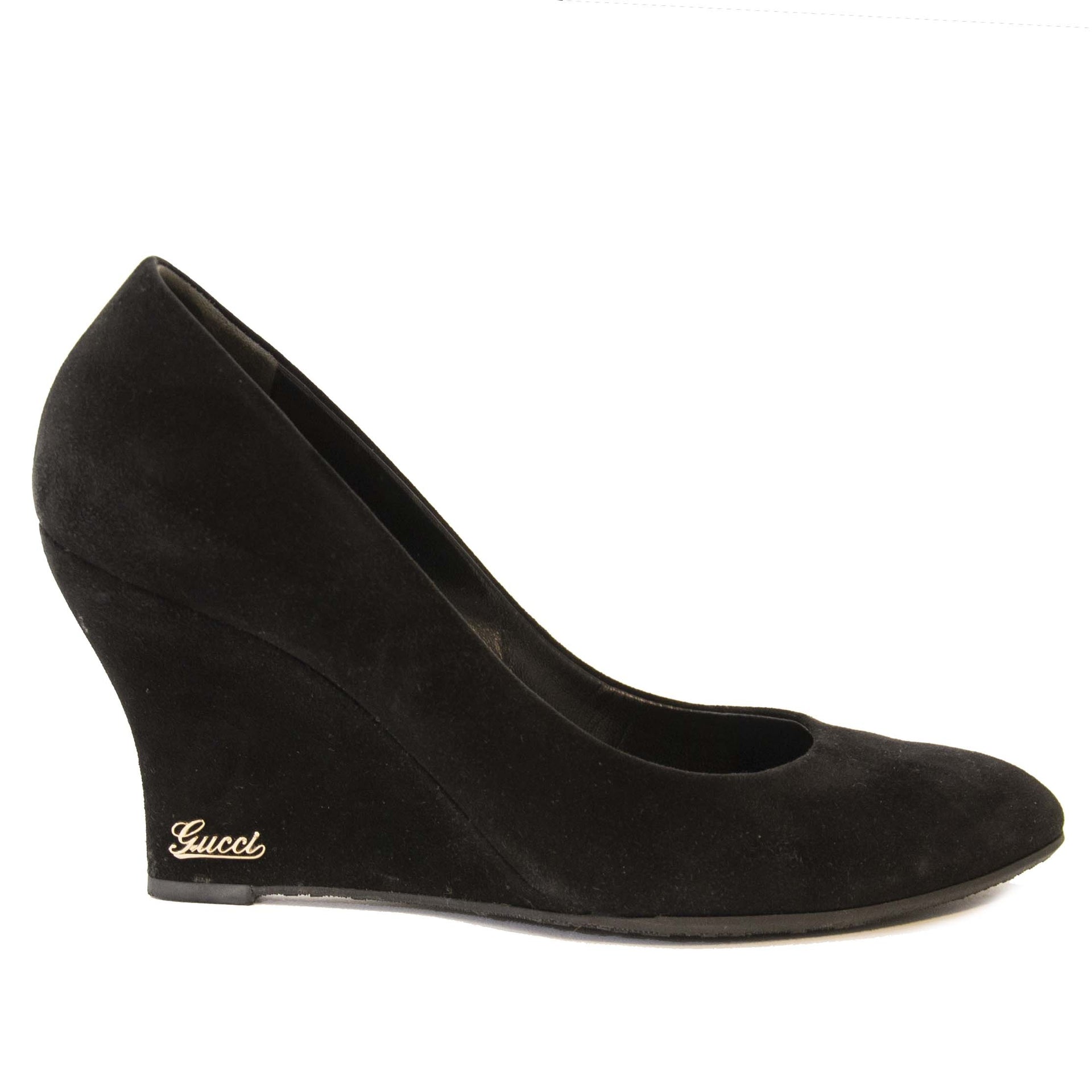 Gucci Black Suede Wedges - Size 38 Buy and sell vintage handbags and fashion accessories at Labellov Antwerp. Koop en verkoop handtassen bij Labellov Antwerpen, webshop en winkel. Betaal veilig en eerlijk. Vente et achat de sac a mains vintage.