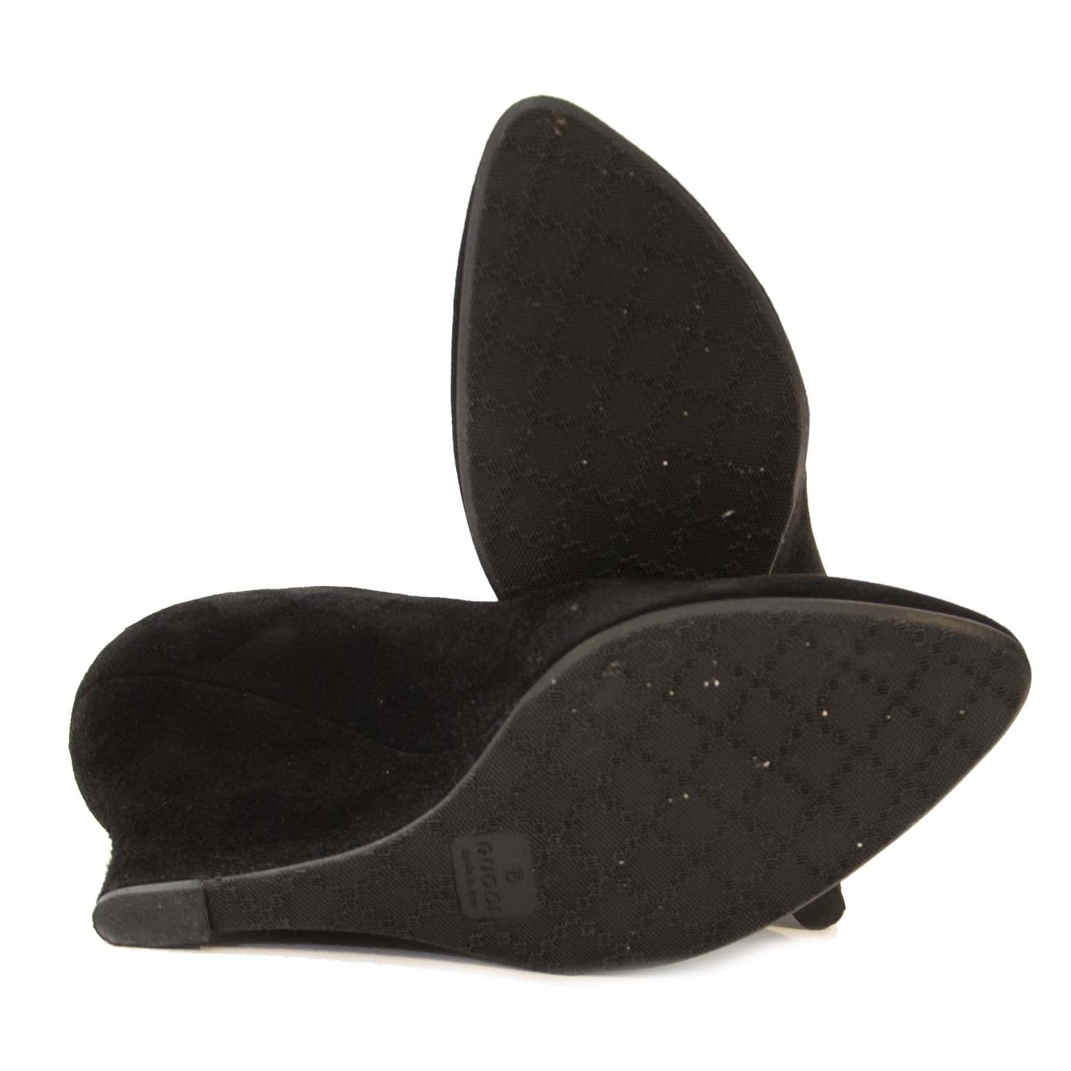 Gucci Black Suede Wedges - Size 38 Buy and sell vintage handbags and fashion accessories at Labellov Antwerp. Koop en verkoop handtassen bij Labellov Antwerpen, webshop en winkel. Betaal veilig en eerlijk. Vente et achat de sac a mains vintage.