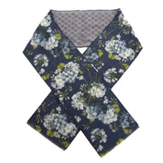 acheter en linge chez labellov.com pour le meilleir prix Gucci Blue Blooms Reversible GG Wool Fringes Scarf