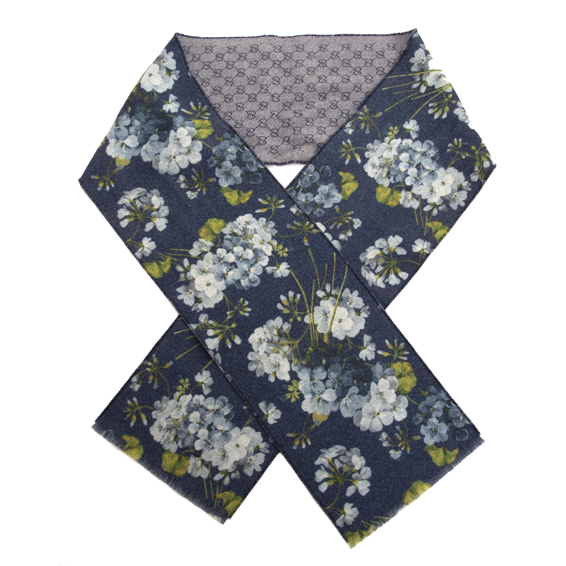 acheter en linge chez labellov.com pour le meilleir prix Gucci Blue Blooms Reversible GG Wool Fringes Scarf