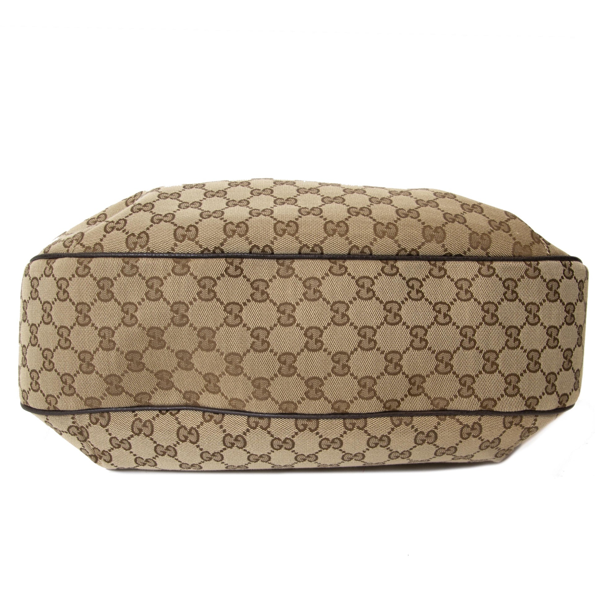 Gucci Beige/Ebony GG Canvas New Web Hobo Bag. Koop online tweedehands Gucci tas met de iconische GG print Guccio Gucci. Dustbag. Webshop met veilige betaling.