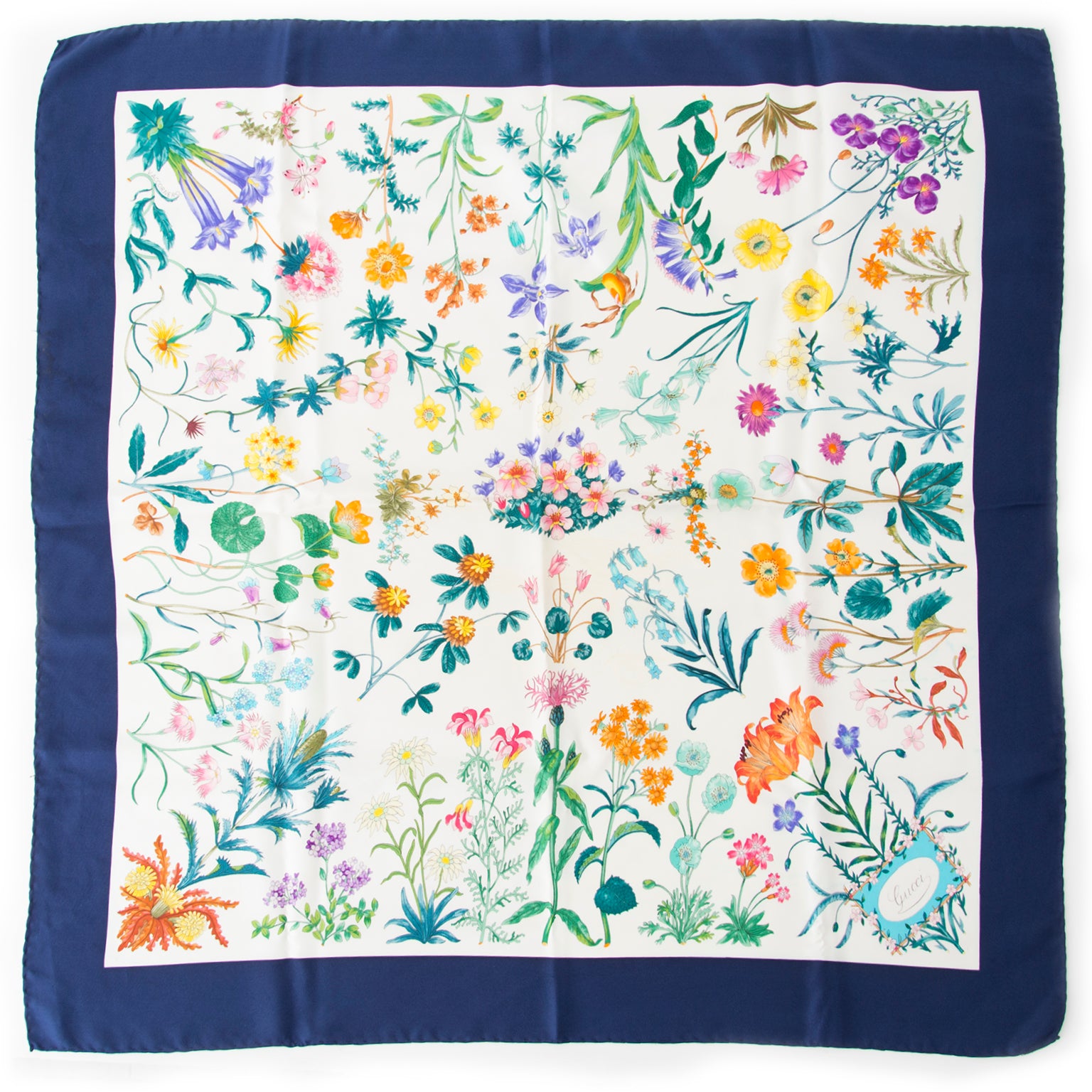 Koop en verkoop uw authentieke Gucci items zoals deze Gucci Dark Blue Flora Silk Scarf aan de beste prijs