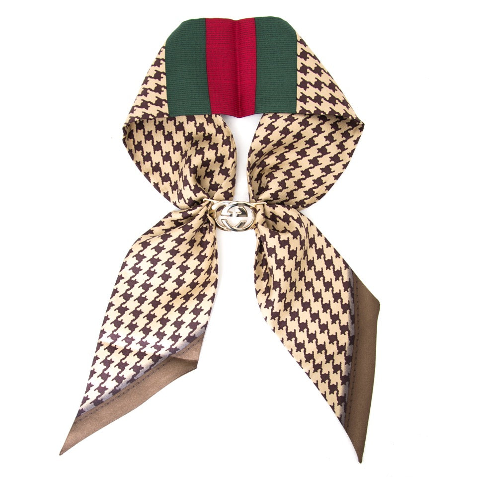 Authentieke Gucci neck bow sjaaltjes set met 2 100% zijde voor juiste prijs bij LabelLOV vintage webshop. second hand vintage Gucci Gucci Neck bow little scarf set 100% silk. Veilig online winkelen. Luxe, vintage, mode. Antwerpen, België.