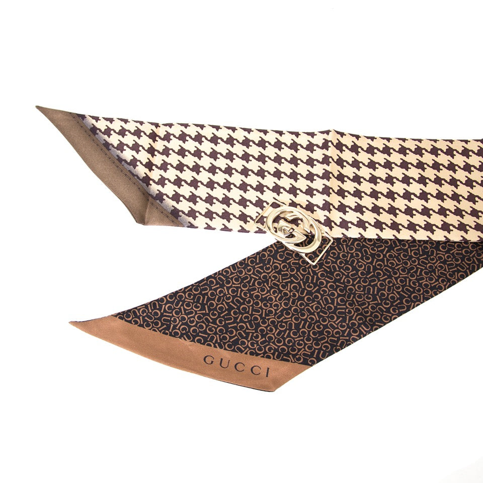 Authentieke Gucci neck bow sjaaltjes set met 2 100% zijde voor juiste prijs bij LabelLOV vintage webshop. second hand vintage Gucci Gucci Neck bow little scarf set 100% silk. Veilig online winkelen. Luxe, vintage, mode. Antwerpen, België.