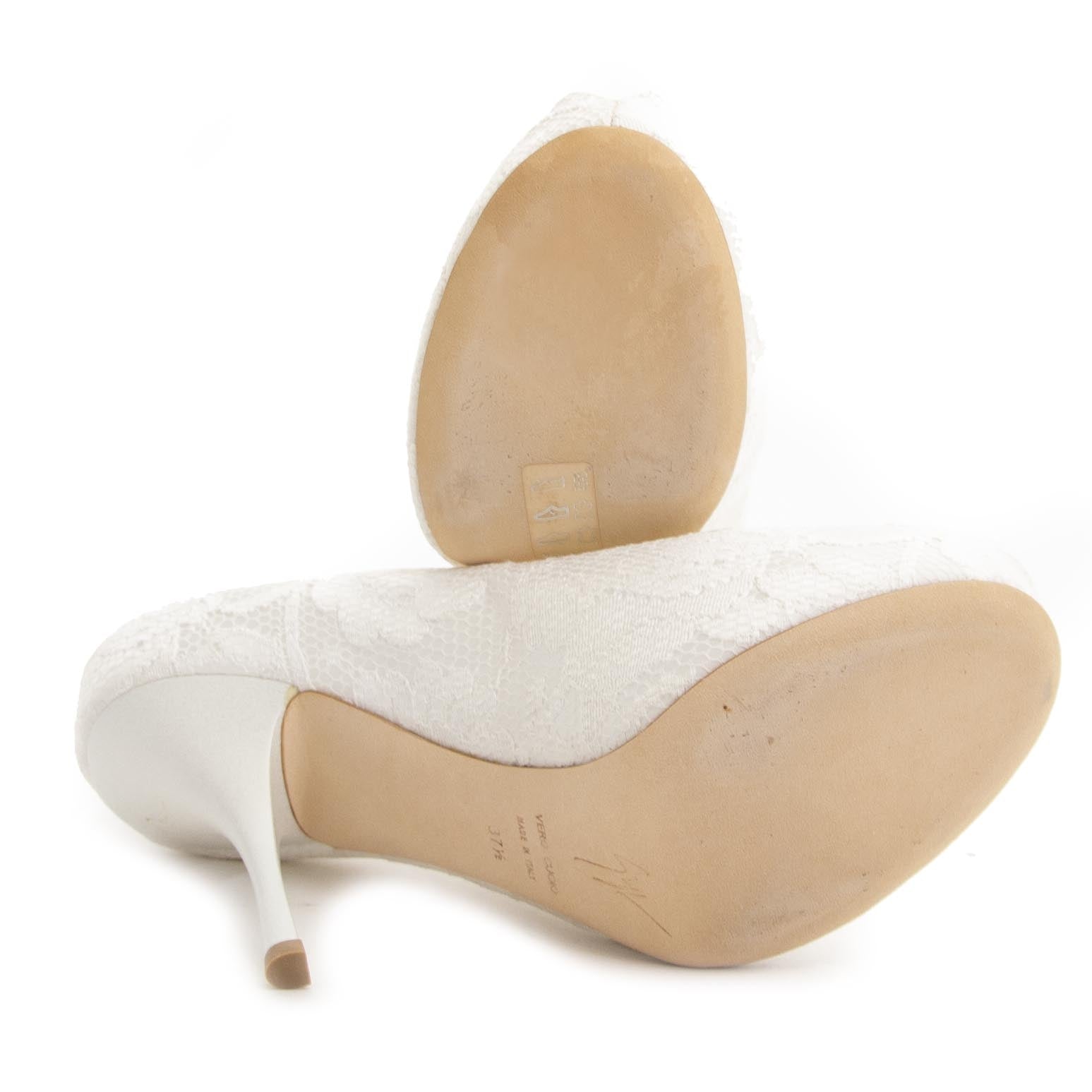 Giuseppe Zanotti White Lace Pump - 37,5 For the best price at LabelLov. Pour le meilleur prix à LabelLOV. Voor de beste prijs bij LabelLOV.