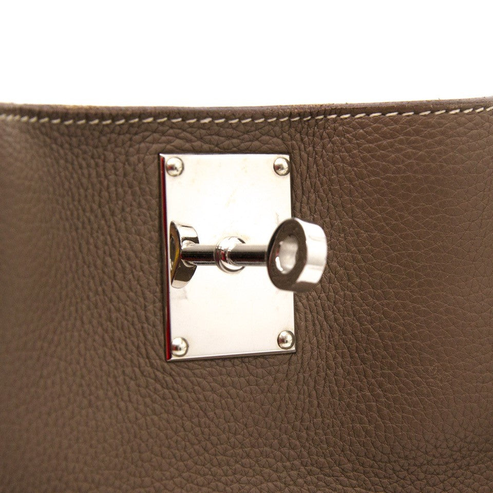 Searching for the perfect unisex taupe Hermès handbag? We buy and sell your 100% authentic handbags at Labellov. Zoekt u de perfecte unisex taupe Hermès handtas? We kopen en verkopen uw 100% authentieke handtassen.
