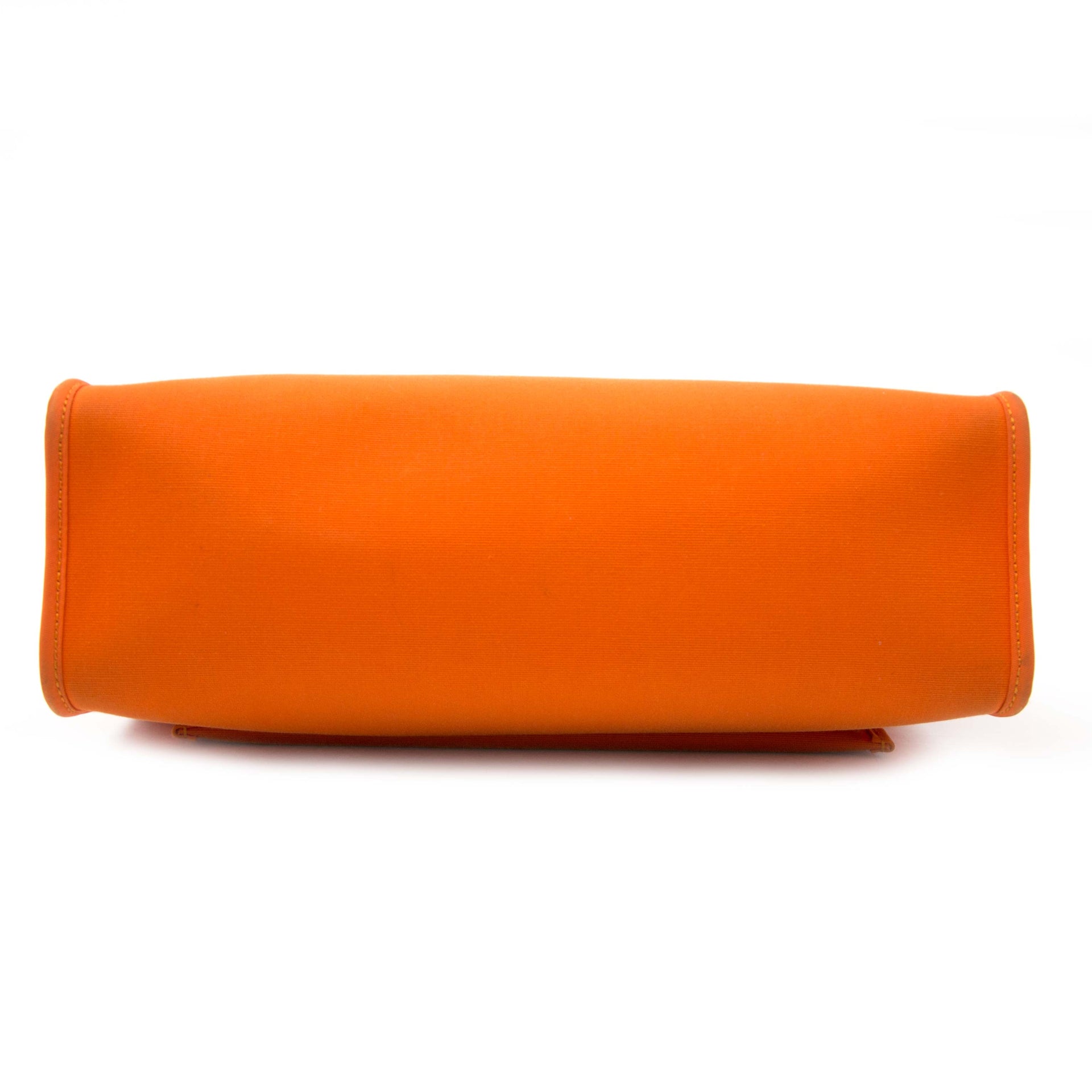 Buy safe and secure and enjoy worldwide shipping on our grand selection of vintage bags