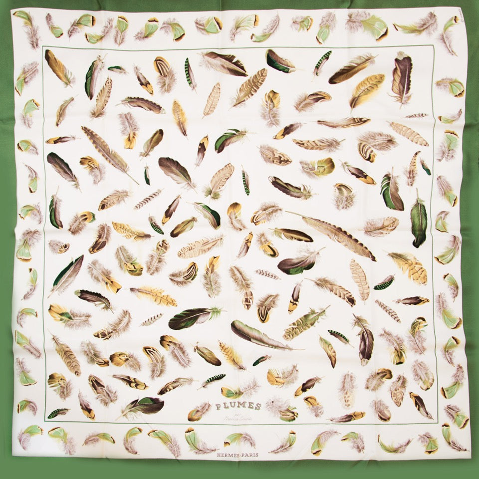 koop veilig online aan de beste prijs net als nieuw Hermès Silk Carré 'Plumes Linares' Scarf