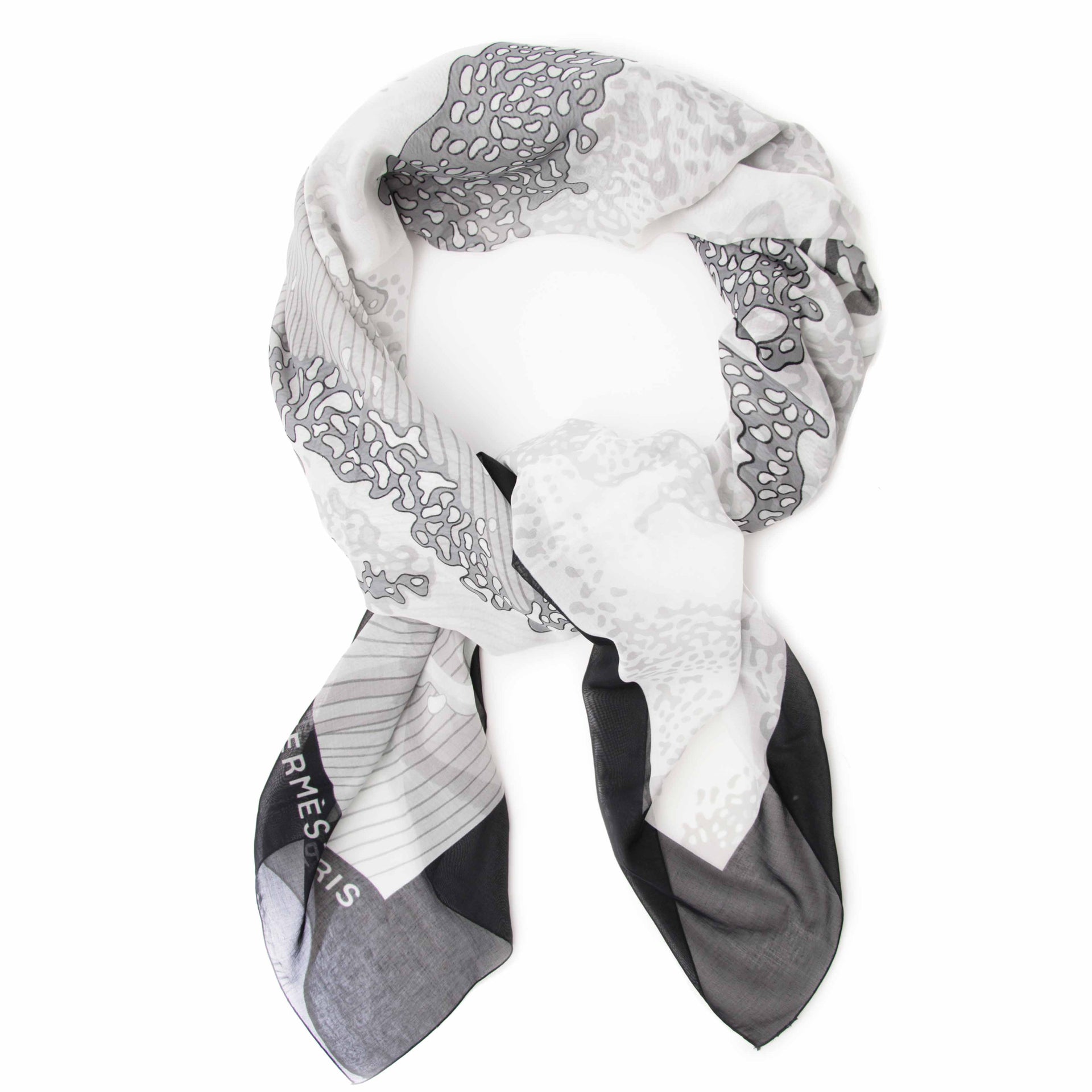 Shop safe online aan de beste prijs Hermès Black and White Waves Scarf