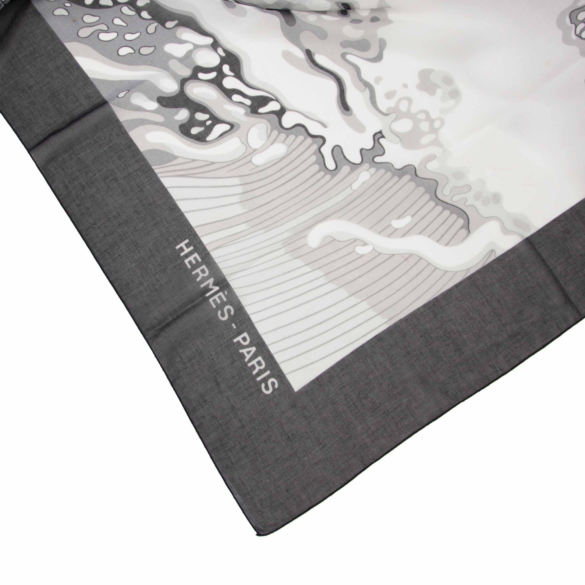 Acheter en ligne chez Labellov.com Hermès Black and White Waves Scarf