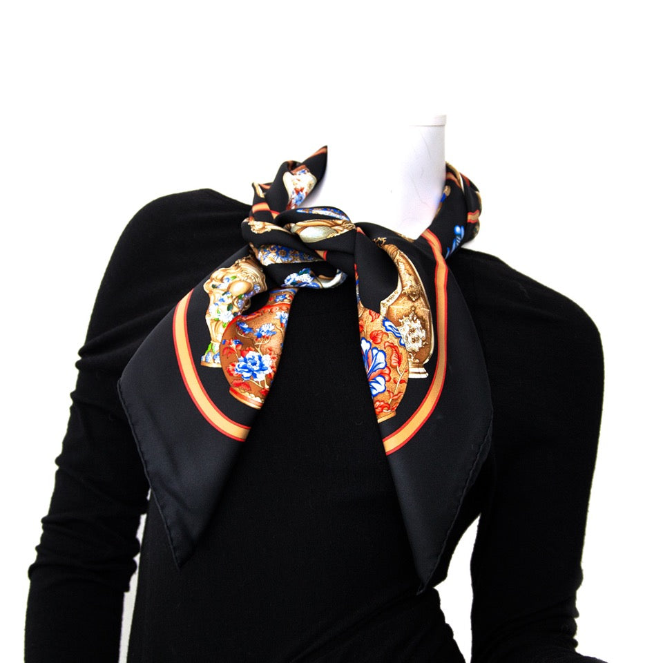 acheter en ligne pour le meilleur prix sac a main Hermes Silk Scarf Carre 'qu'importe le flacon '