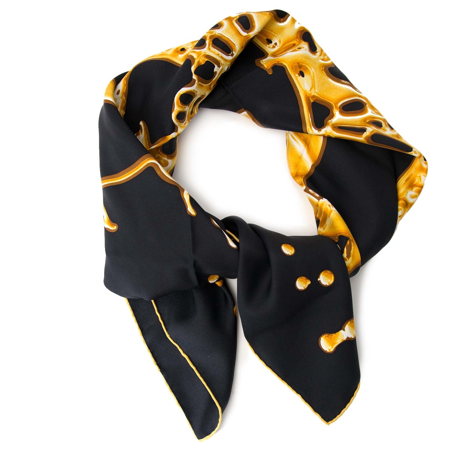 Hermès Black & Gold 'Vif Argent' Silk Carré Scarf Buy authentic designer Hermes secondhand silk scarves at Labellov at the best price. Safe and secure shopping. Koop tweedehands authentieke Hermes sjaals bij designer webwinkel labellov.