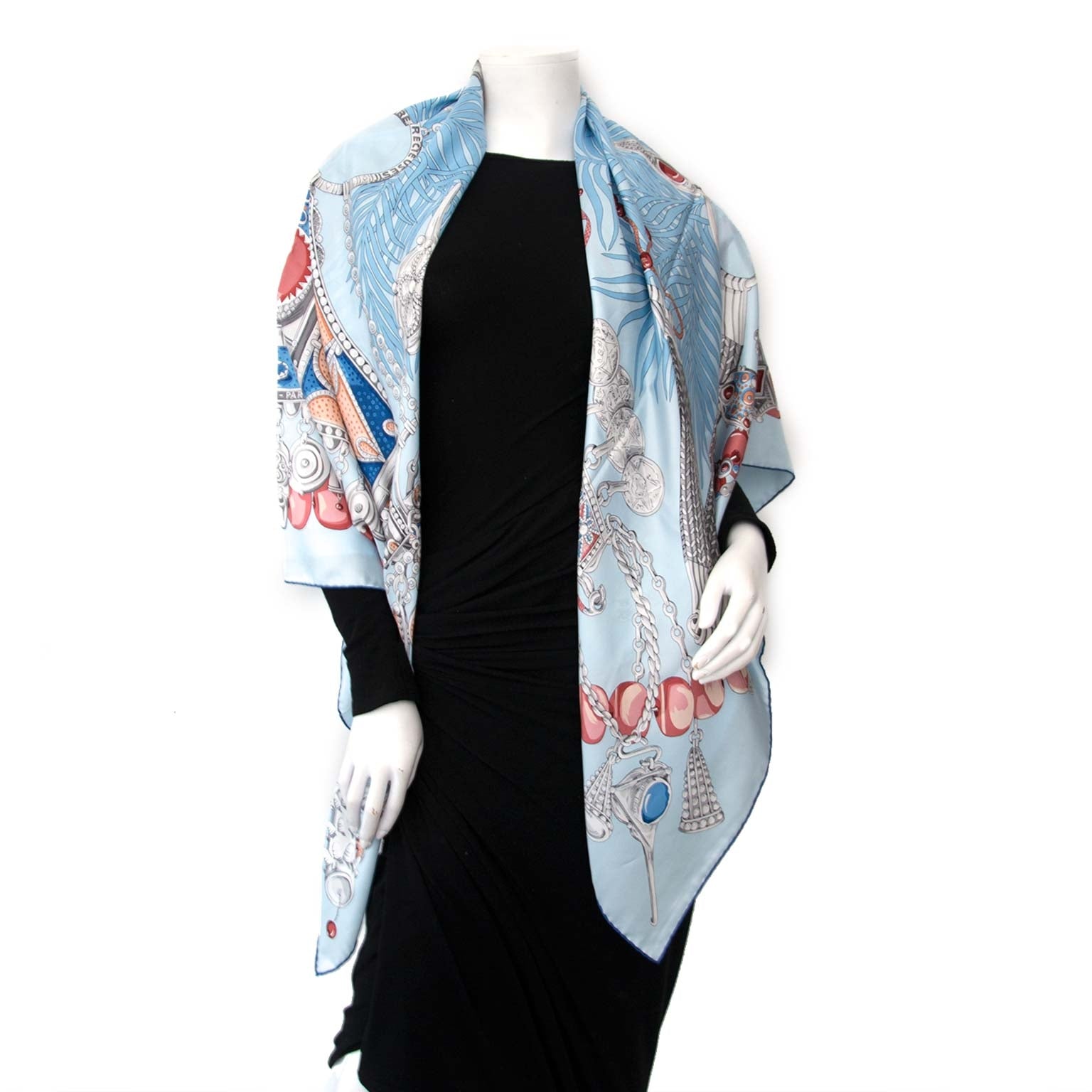 Hermès Light Blue Shackles Large Silk Carré Scarf XL Buy authentic designer Hermes secondhand silk scarves at Labellov at the best price. Safe and secure shopping. Koop tweedehands authentieke Hermes sjaals bij designer webwinkel labellov.