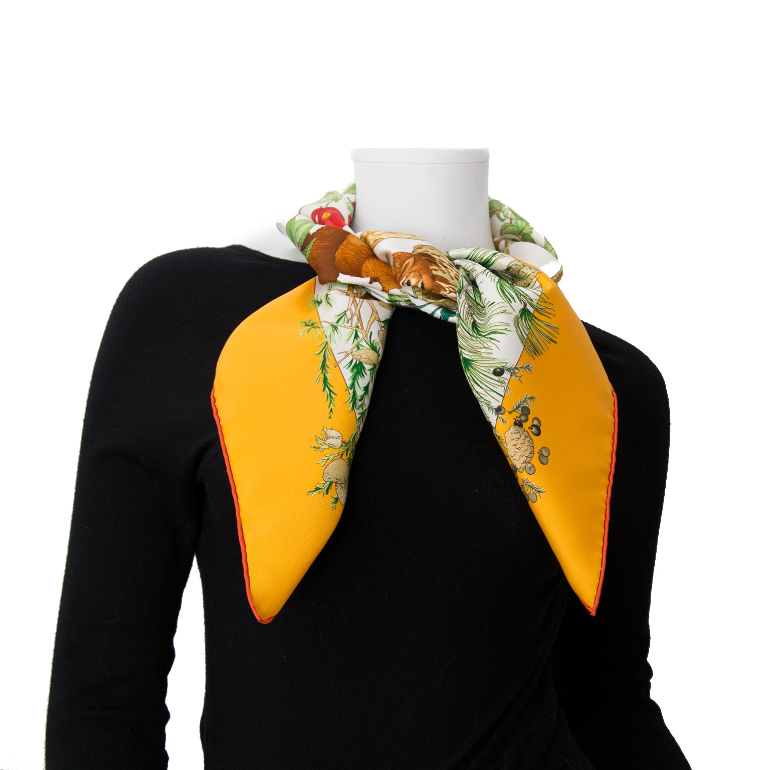 We buy and sell your secondhand designer items for the best price. Come and consign at Labellov.