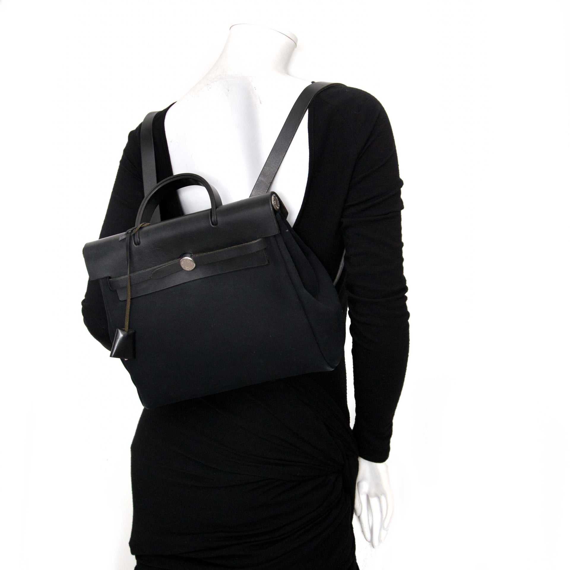 tweedehands authentieke handtassen en accesoires Hermes All Black 2 in 1 Herbag Backpack