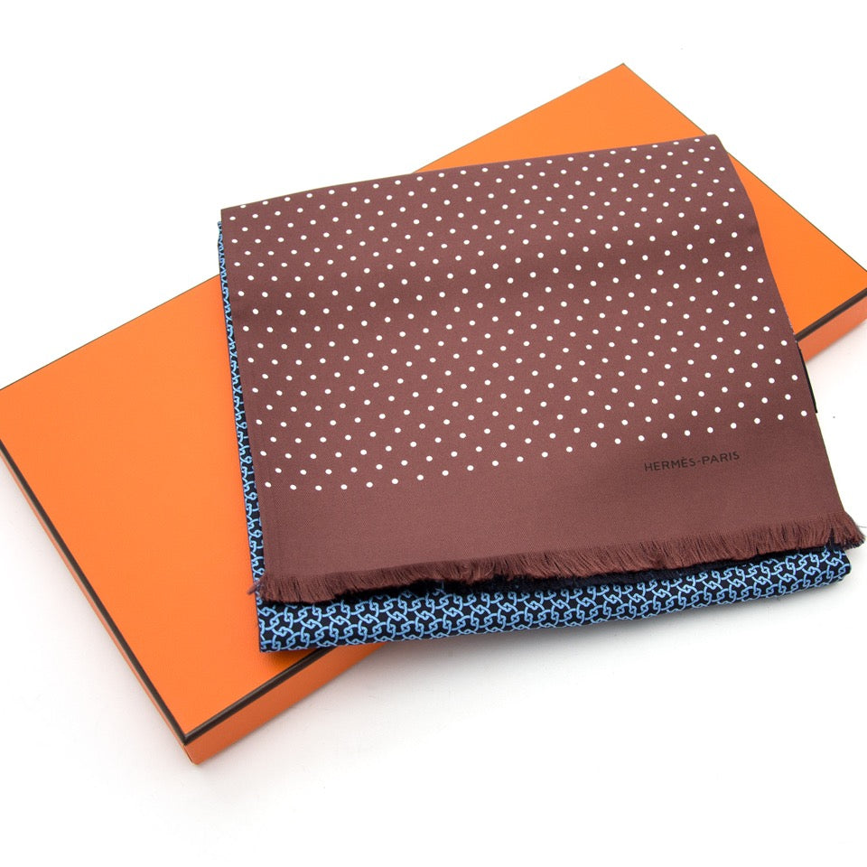 Op zoek naar het perfecte kerstcadeau? Wij kopen en verkopen uw Hermès Silk Printed Scarf aan de beste prijs