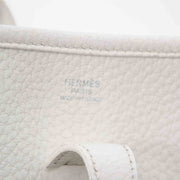 Achetez Hermès White Evelyne Messenger Bag en ligne chez Labellov.com