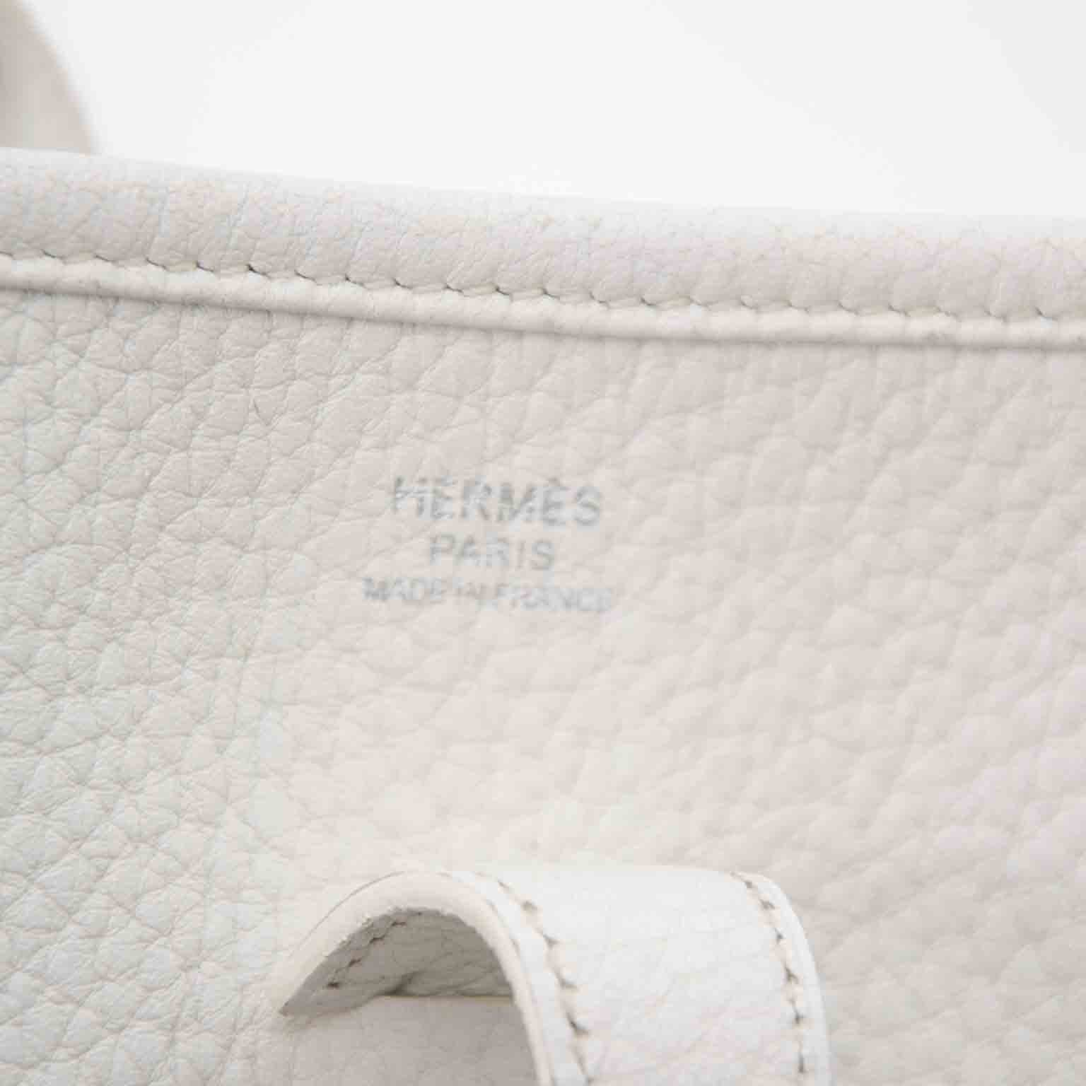 Achetez Hermès White Evelyne Messenger Bag en ligne chez Labellov.com