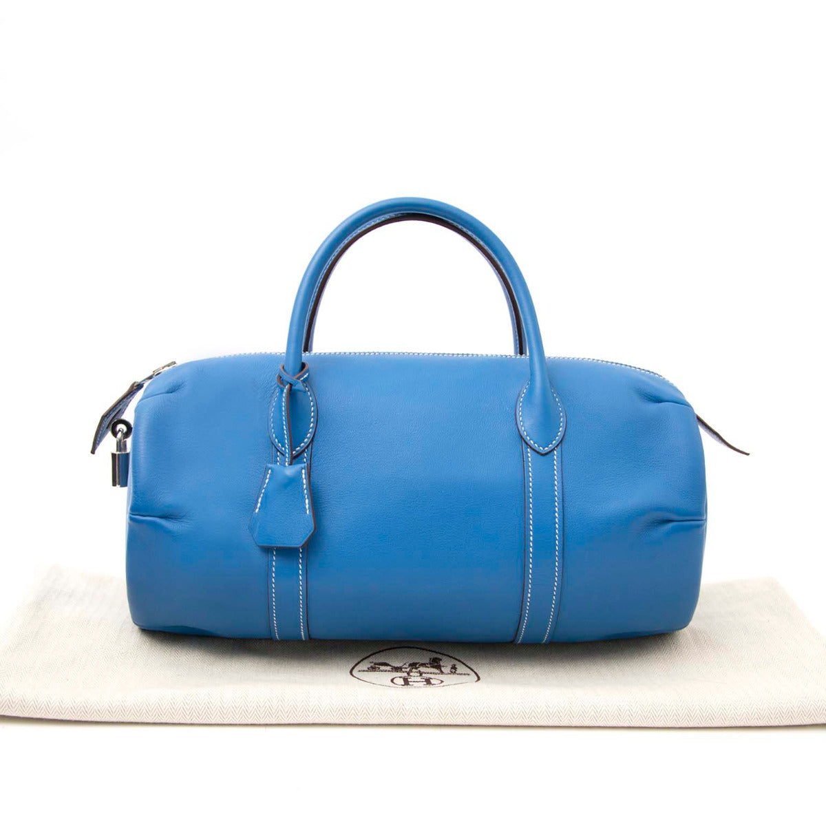 With its exceptional craftsmanship and iconic Hermès heritage, the preloved Polochon 30 Blue Zanzibar Swift Boston Bag is a rare find that will make a statement wherever you go. Don't miss the opportunity to own this stunning piece, available exclusively