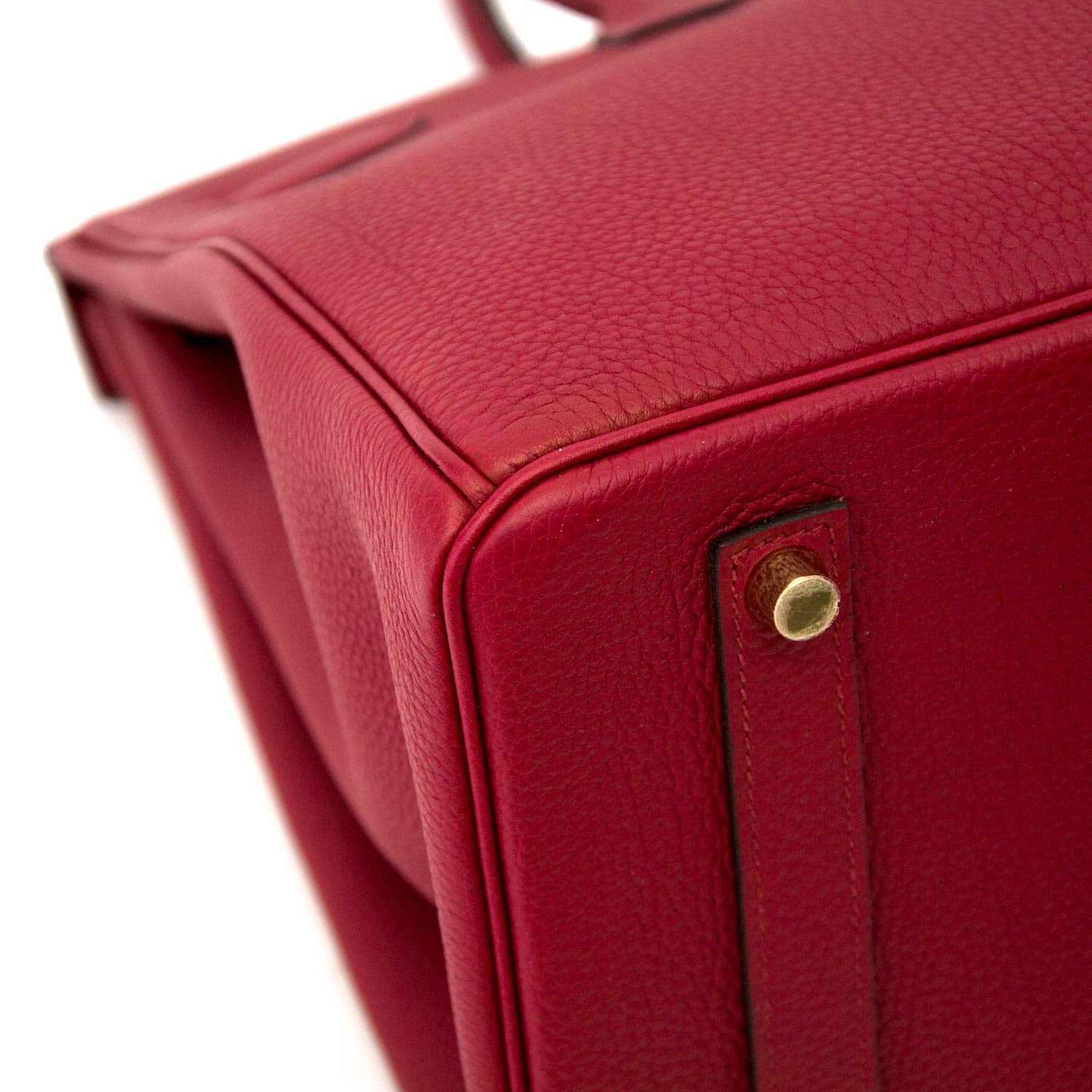 labellov.com, the secondhand webshop for new and vintage designer handbags.