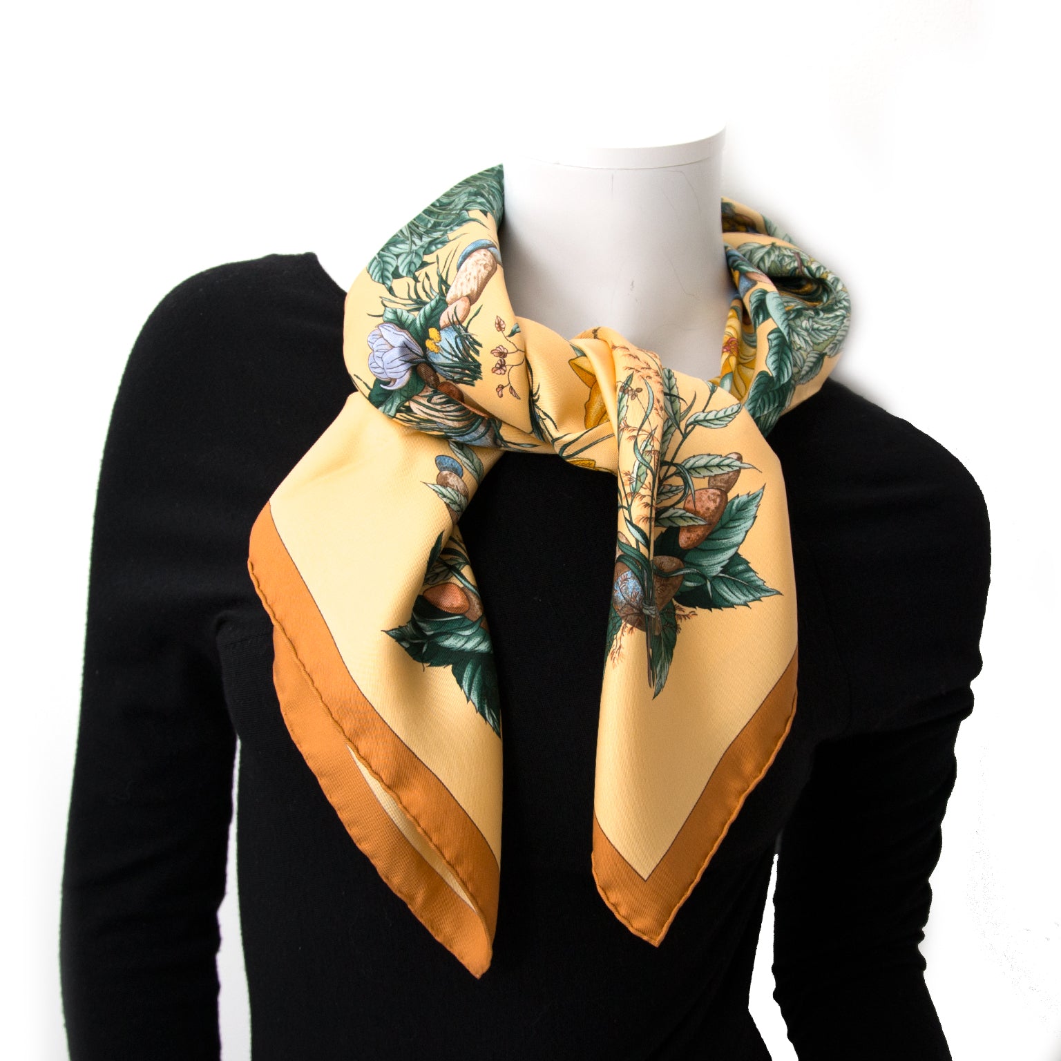 Koop en verkoop uw desinger handtassen en accessoires veilig online bij labellov.com Hermes carre silk foulard pythagore