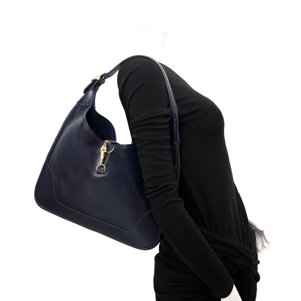 Vintage Hermès chamonix trim hobo bag for the best price at Labellov webshop. Safe and secure online shopping with 100% authenticity. Vintage Hermès chamonix trim hobo bag pour le meilleur prix.