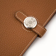 Koop Hermès Dogon Portemonnee Goud PHW veilig online bij Labellov.com