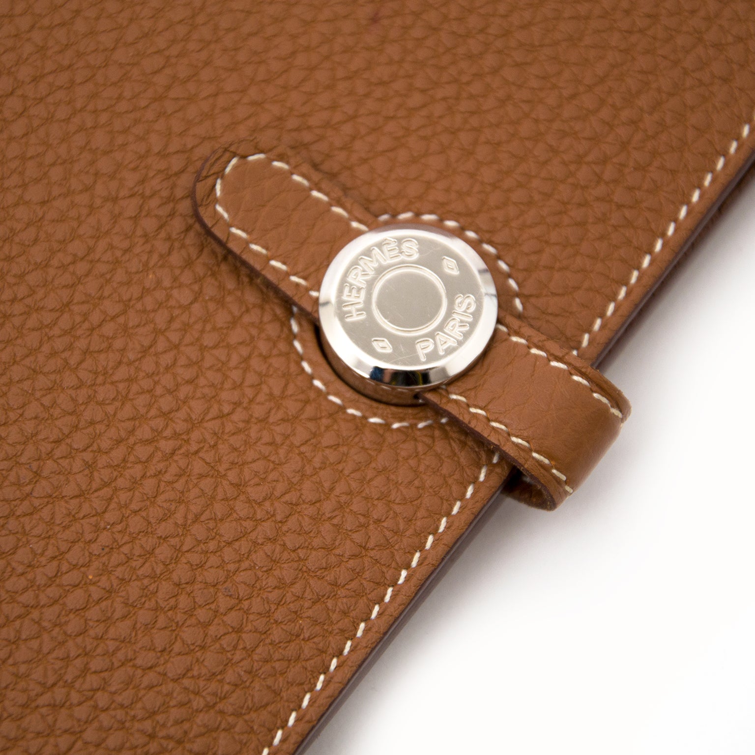 Koop Hermès Dogon Portemonnee Goud PHW veilig online bij Labellov.com