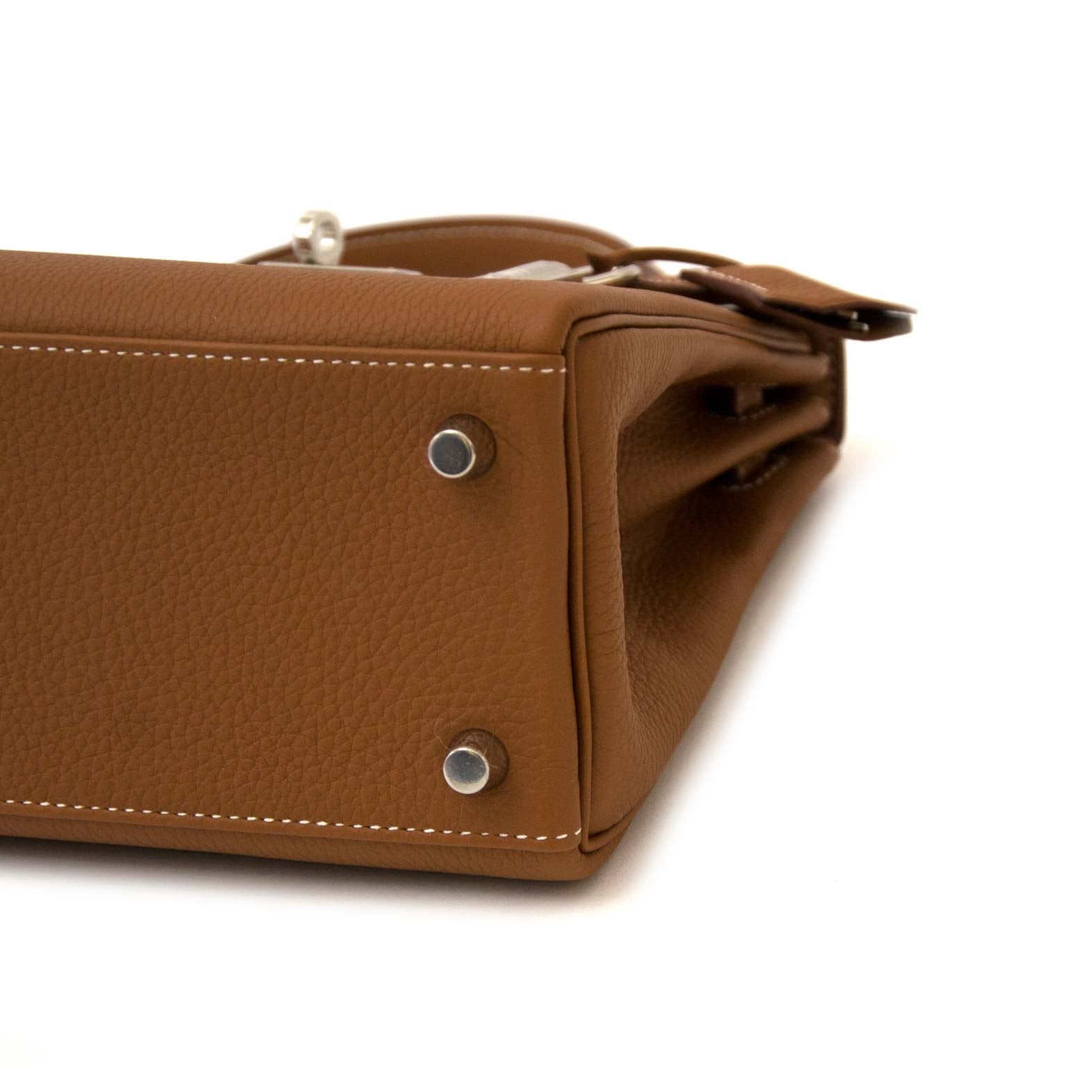Hermès Kelly 25 Gold Togo PHW on ligne chez labellov.com 100% authentic sans list d'attends
