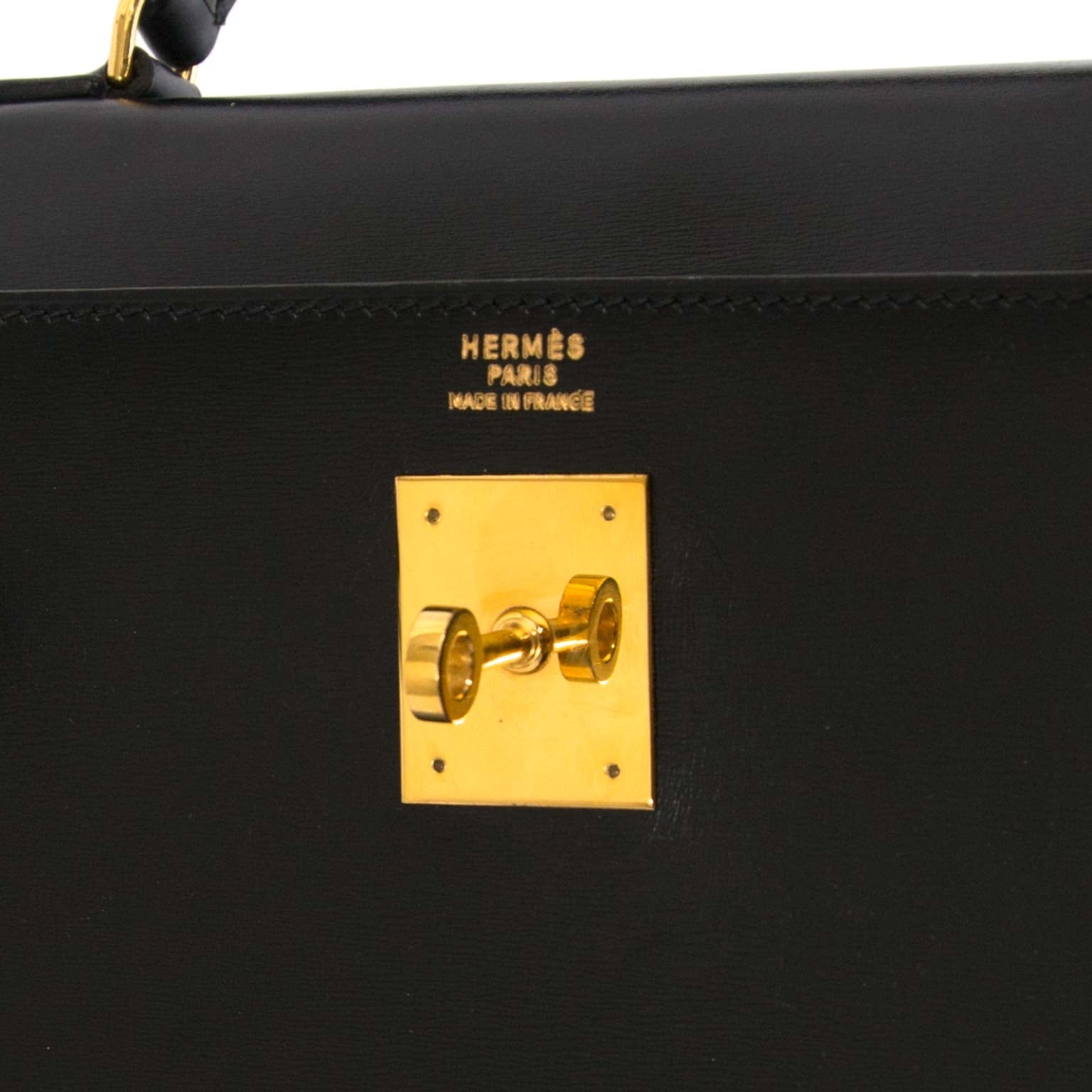 Hermès Kelly 32 Black Box Calf GHW pour le meilleur prix chez Labellov à Anvers.