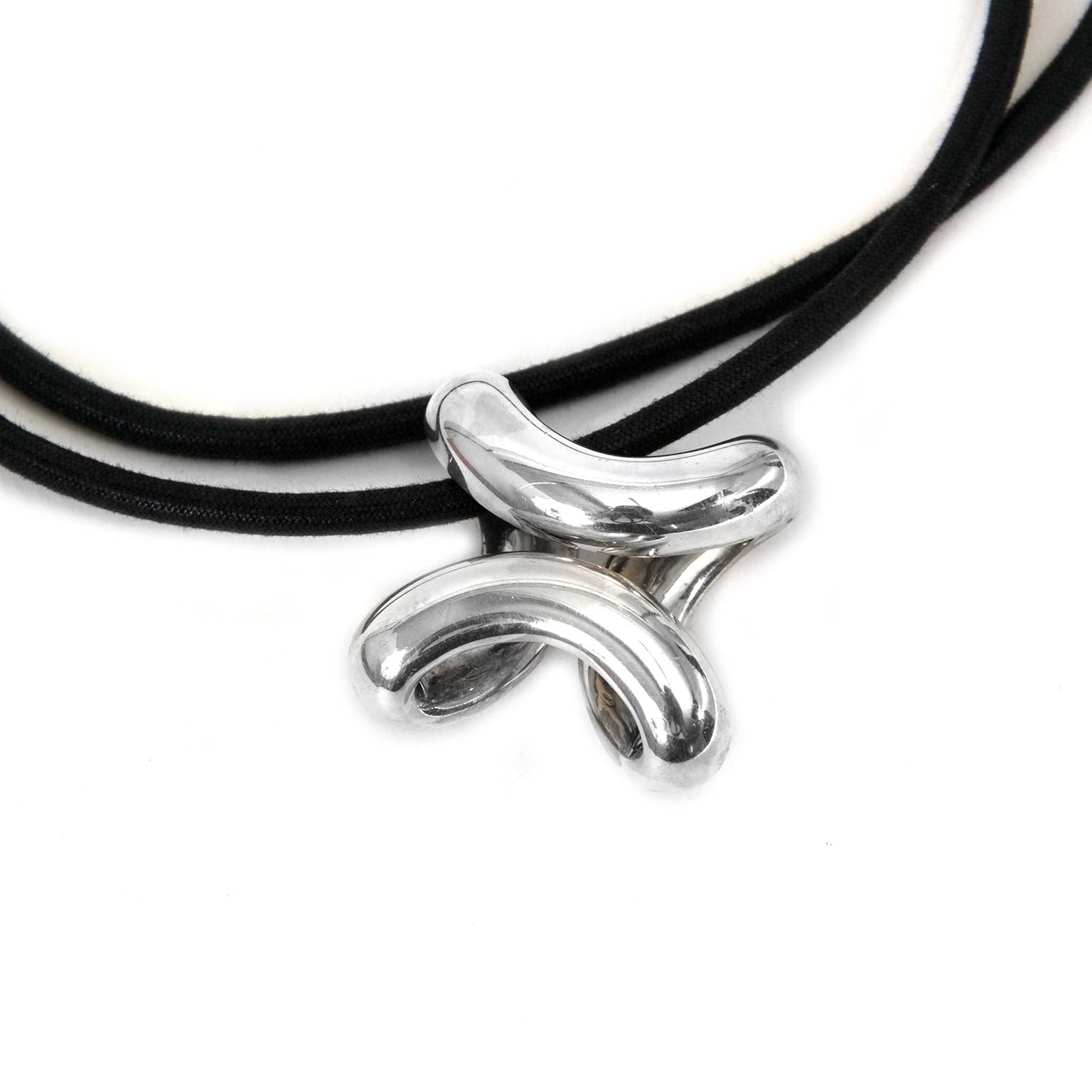 koop Hermès Silver Fancy 'H' Pendant & Leather Cord Necklace bij labellov aan de beste prijs