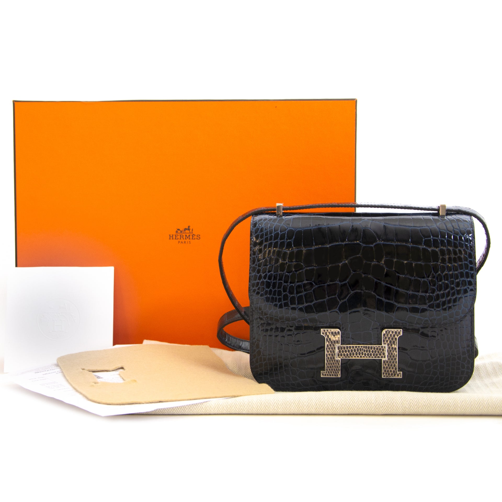 Hermès Constance 18 Mini Marquete Alligator Miss Lisse / Lezard Bleu Marine Ombre kopen en verkopen aan de beste prijs bij Labellov tweedehands luxe
