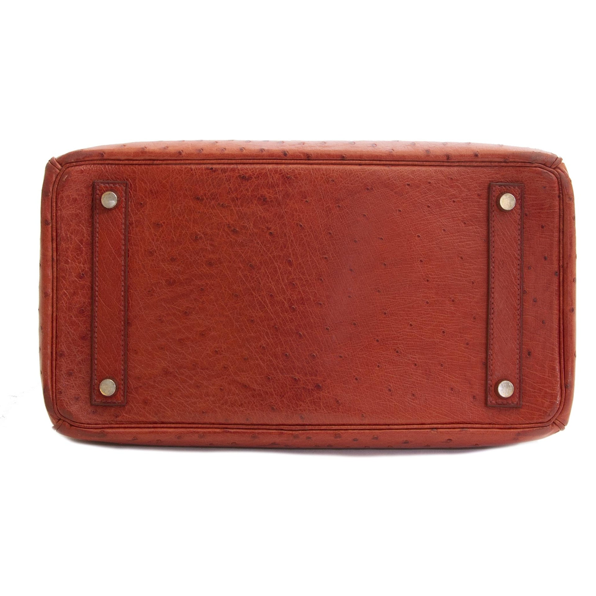 De onderkant van de authentieke Hermès Birkin / HAC 32 Tangerine Ostrich Leather Brushed Hardware