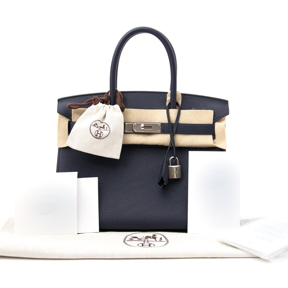 LabelLOV in Antwerpen verkoopt de modieuze Hermès Birkin 30 Bleu Nuit Togo, luxe aan een betaalbare prijs.