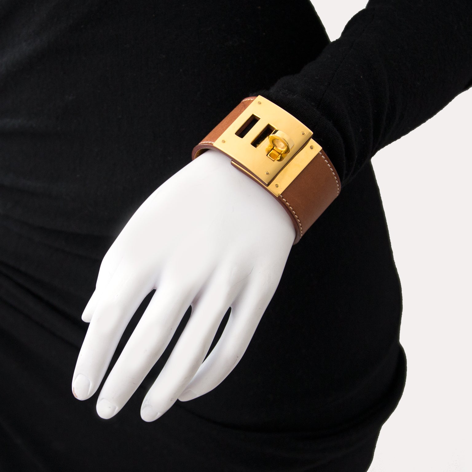 Buy now safe and secure a real Hermès bracelet at the Labellov showroom in Antwerp.