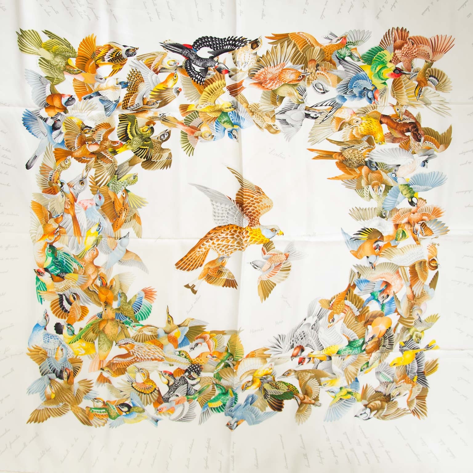 Bent u op zoek naar een authentieke Hermès Carré de Soie 'L'intrus'? Koop bij Labellov.