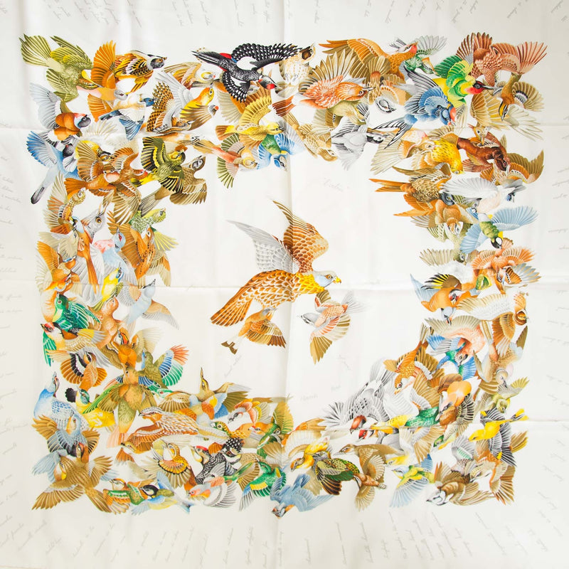 Bent u op zoek naar een authentieke Hermès Carré de Soie 'L'intrus'? Koop bij Labellov.