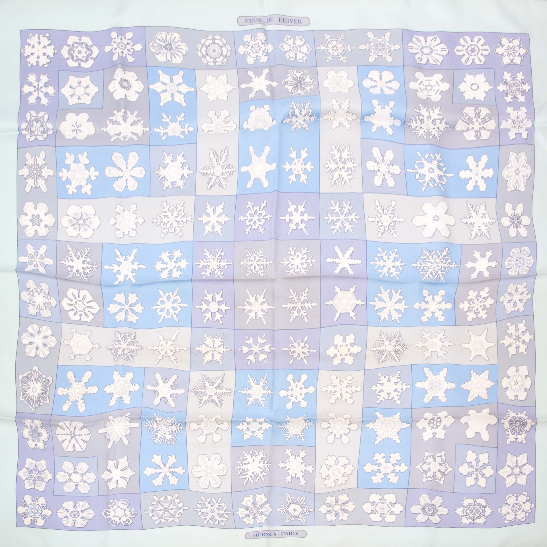 Achetez maintenant en ligne Hermès Silk Scarf Carré Feux de l'Hiver chez labellov.com