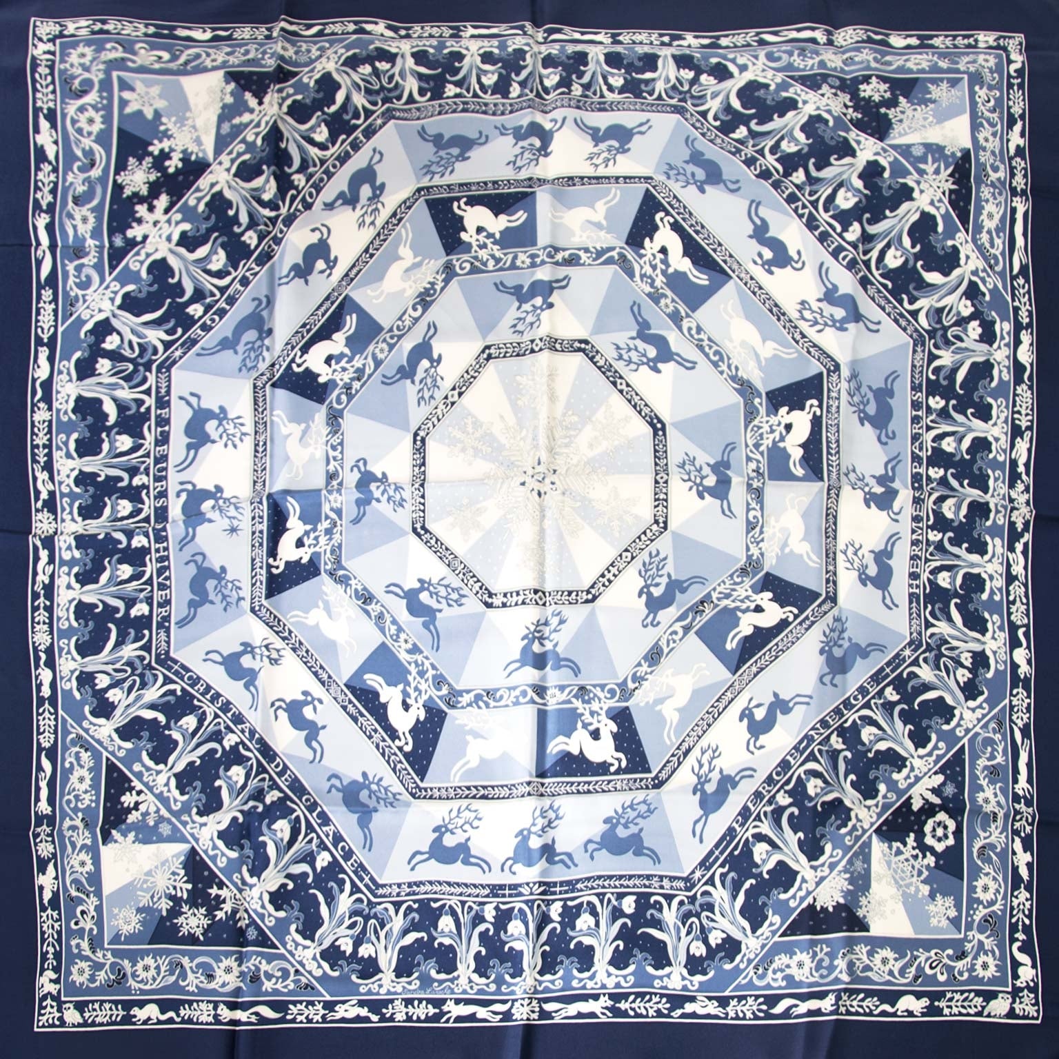 Hermès Blue & White 'Flocon De Neige' Silk Carré Scarf Buy authentic designer Hermes secondhand silk scarves at Labellov at the best price. Safe and secure shopping. Koop tweedehands authentieke Hermes sjaals tassen bij designer webwinkel labellov.