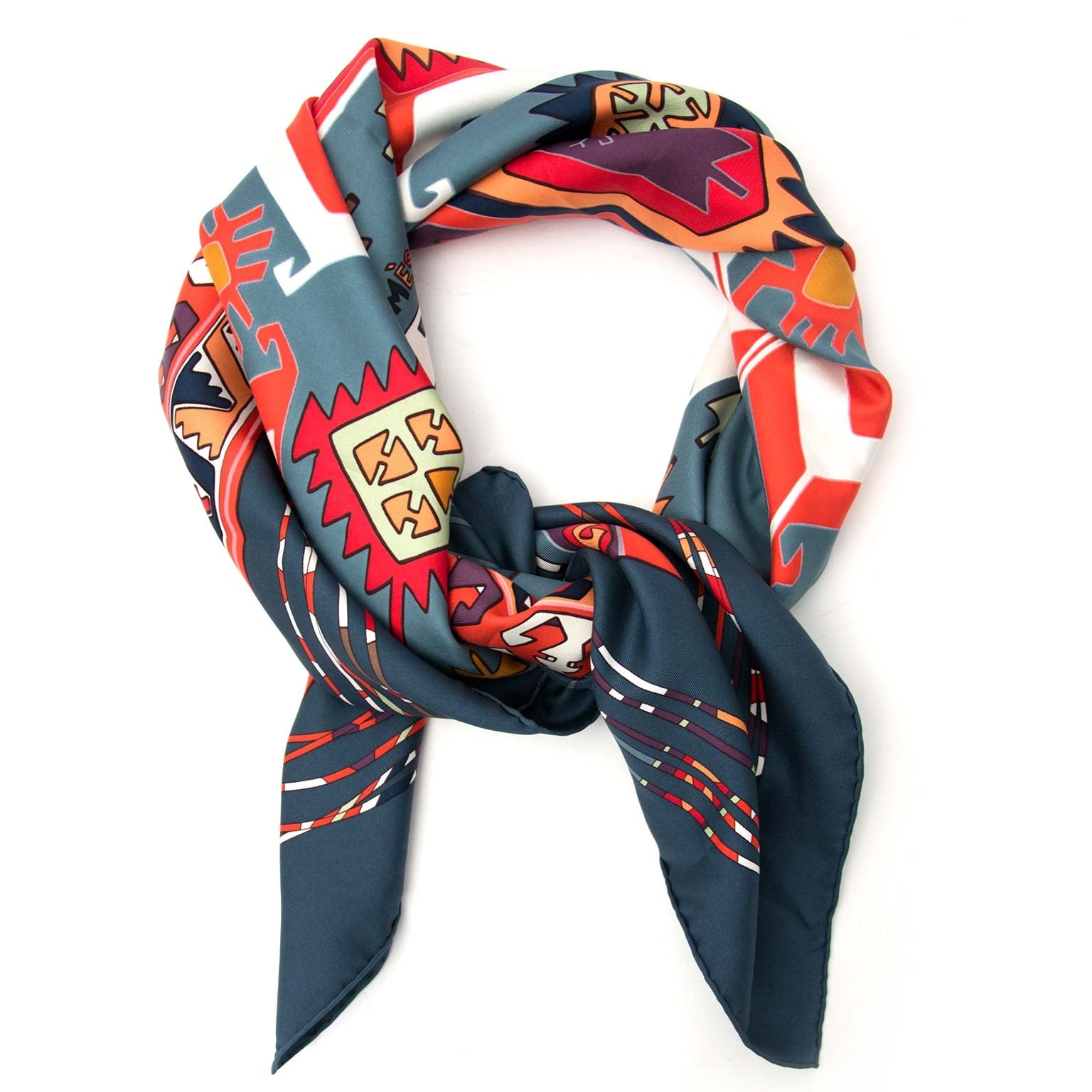 Hermès Carré 'Kilim' Blue & Reds Silk Scarf Buy authentic designer Hermes secondhand silk scarves at Labellov at the best price. Safe and secure shopping. Koop tweedehands authentieke Hermes sjaals tassen bij designer webwinkel labellov.
