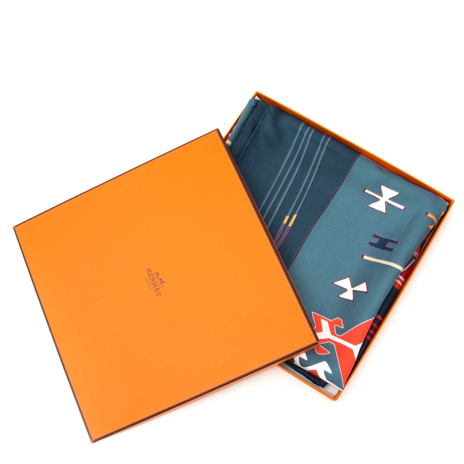 Hermès Carré 'Kilim' Blue & Reds Silk Scarf Buy authentic designer Hermes secondhand silk scarves at Labellov at the best price. Safe and secure shopping. Koop tweedehands authentieke Hermes sjaals tassen bij designer webwinkel labellov.